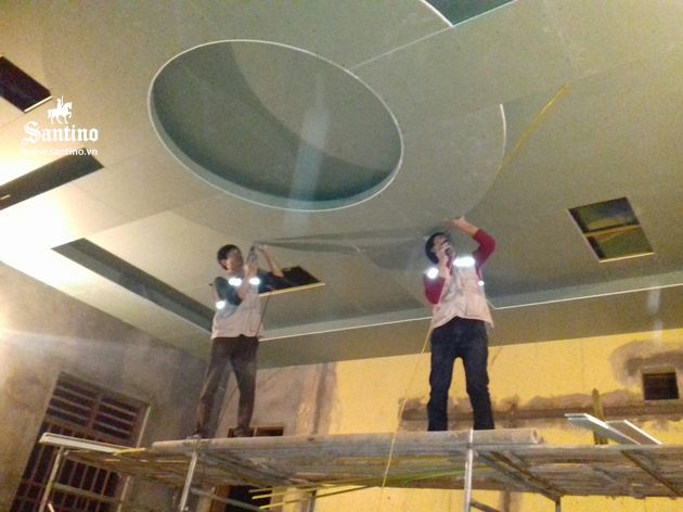 02 thi cong lap dat cac tam tran thach cao 7