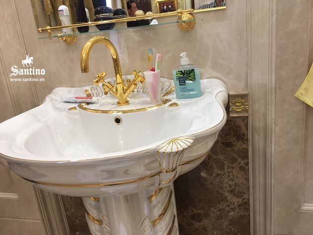Từ thiết kế đến thi công Phòng tắm master Tân cổ điển. Santino thi công ốp át đá, thi công phào chỉ, thi công dát vàng, thi công hoàn thiện tổng 